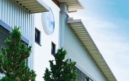 Foto: Aussenansicht Bürogebäude mit Logo