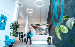 Foto: Empfang mit Personen und Logo