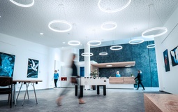 Foto: Foyer mit Empfang, Personen, Gemälden und Kickertisch